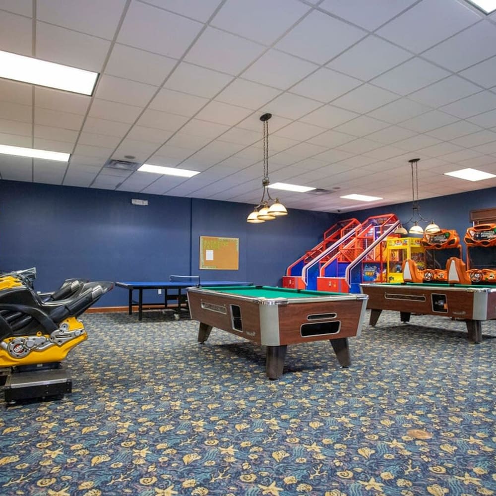8950 Amazing 5BD Home With Pool