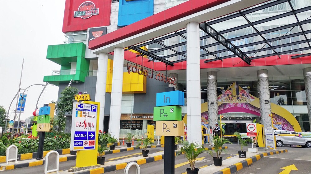 Cozy And Elegant Studio Apartment At Bassura City Near Mall