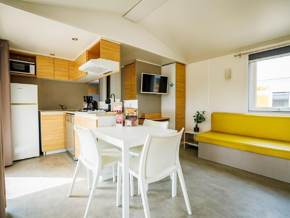 Chalet With Terrace at the Lake and Beach view 2