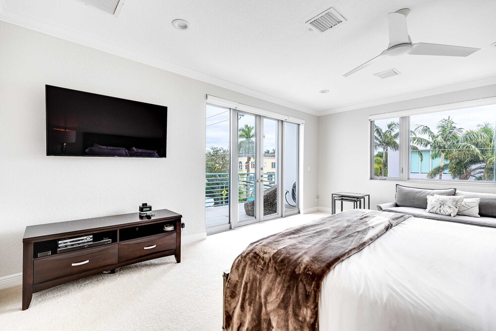 NEW 3-story Townhome With Pool Room Expansive Balcony Seconds Away From Las Olas