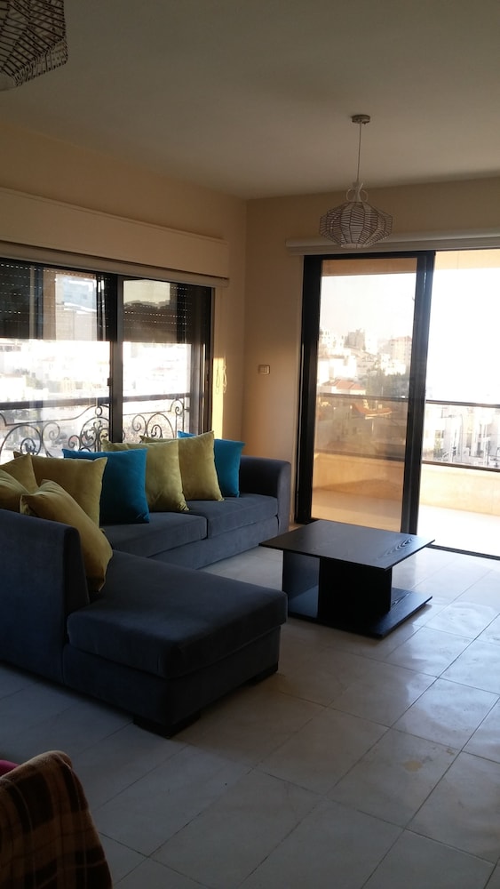 Cozy Dair Ghbar Apartments