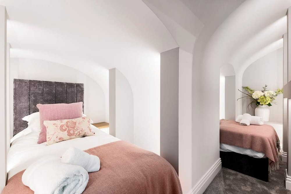 Former Wine Vaults With Hot Tub Private Courtyard