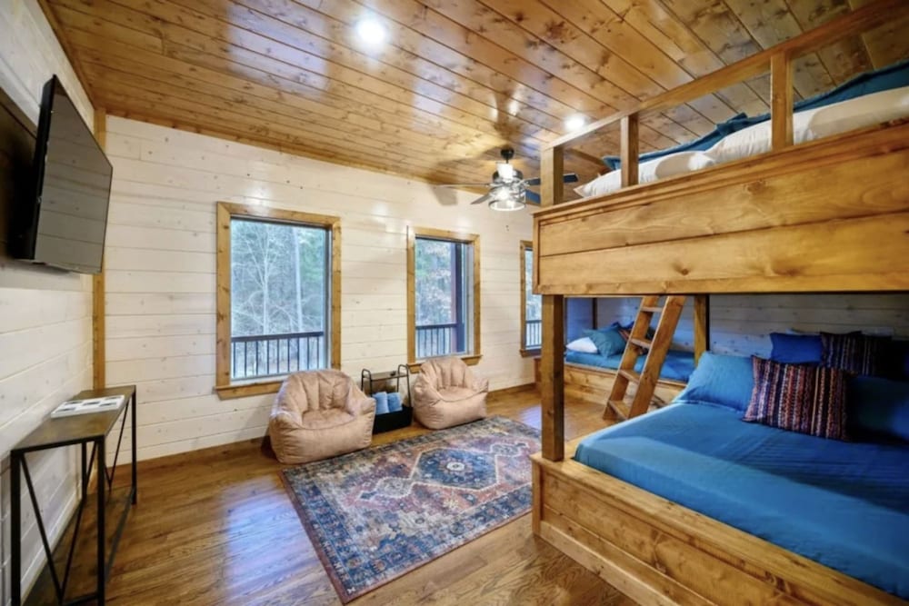 Whispering Winds Luxury Cabin in Hochatown