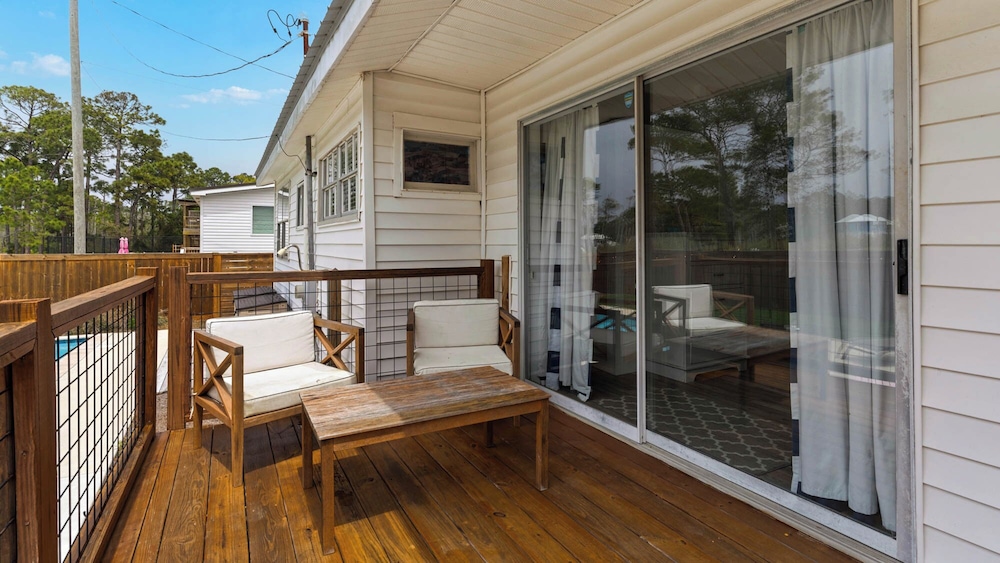 2BR Home, Private Heated Pool, 4 Bikes, Beach Access