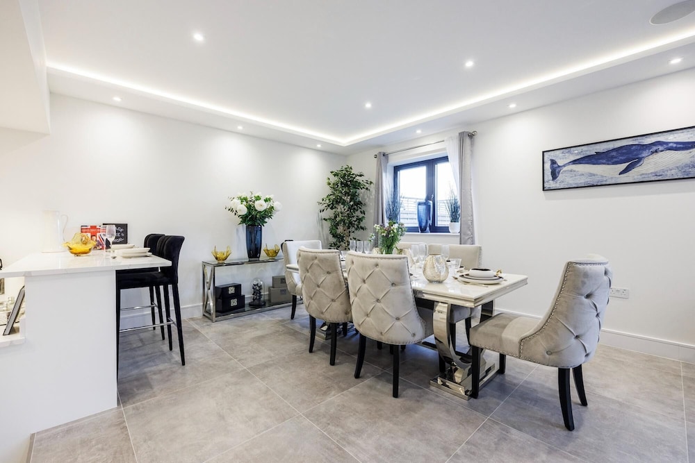 Lovely 4 Bedroom Home In Buckinghamshire view 3