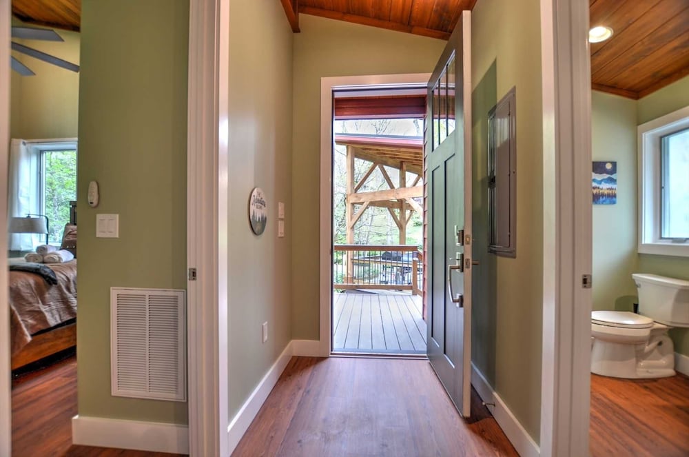 Rushing Waters On Greens Creek 2 Bedroom Cabin