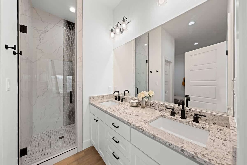 Hill Country Escape W/views Plus, Hot-tub and Pet Friendly!