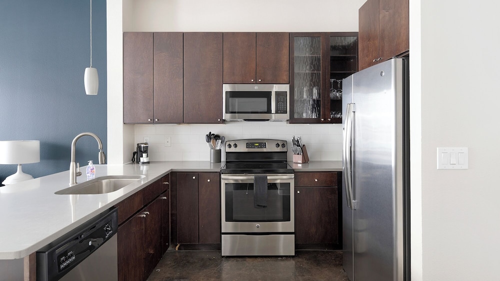 Landing Beautiful 1bd, Courtyard, Clubhouse