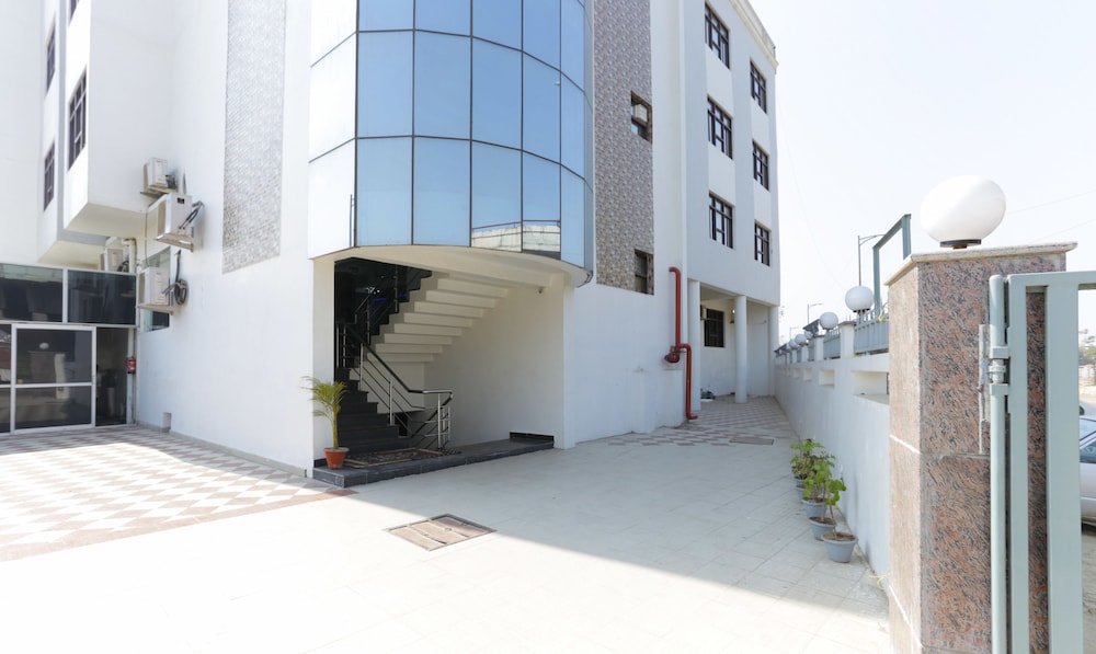 Treebo The Leaf Gomti Nagar