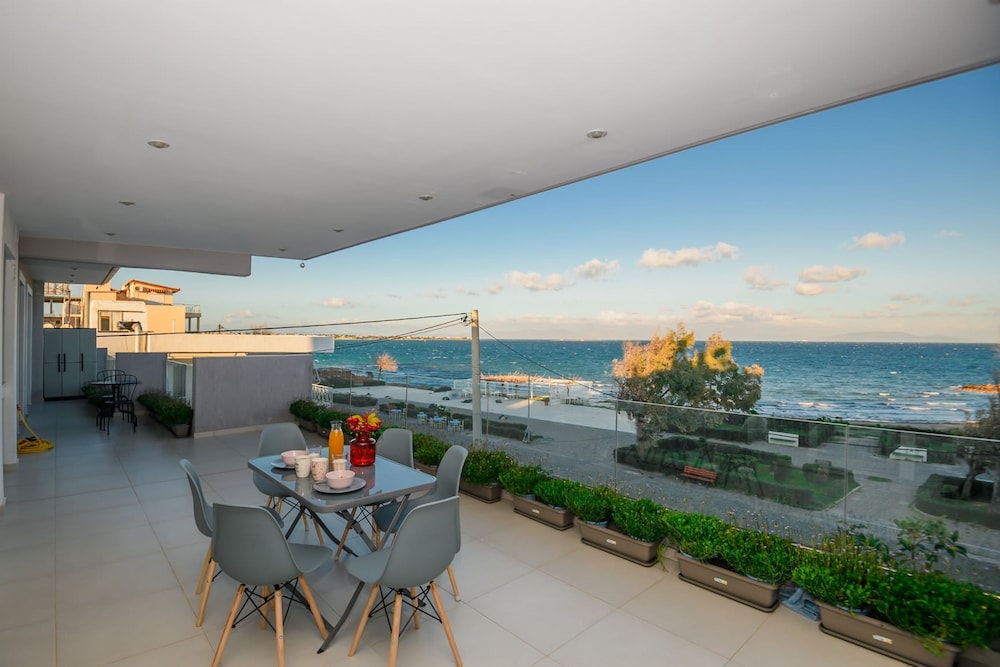 Beachfront Artemida Retreat - Peony Seabreeze Gem