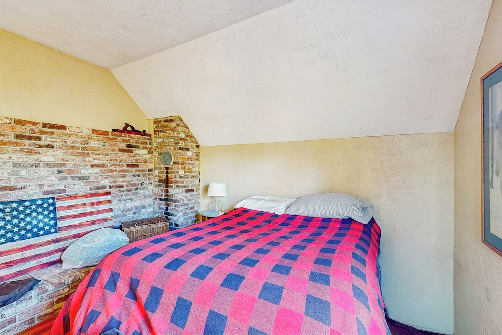 4BR House w/ Kitchen, Jetted Tub, Wifi + gas Grill