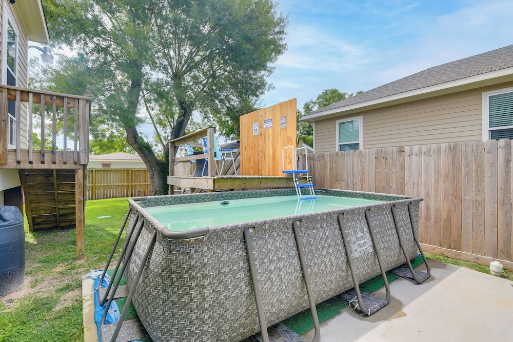 1/2 Mi to Galveston Beach Seawall: Retreat w/ Pool