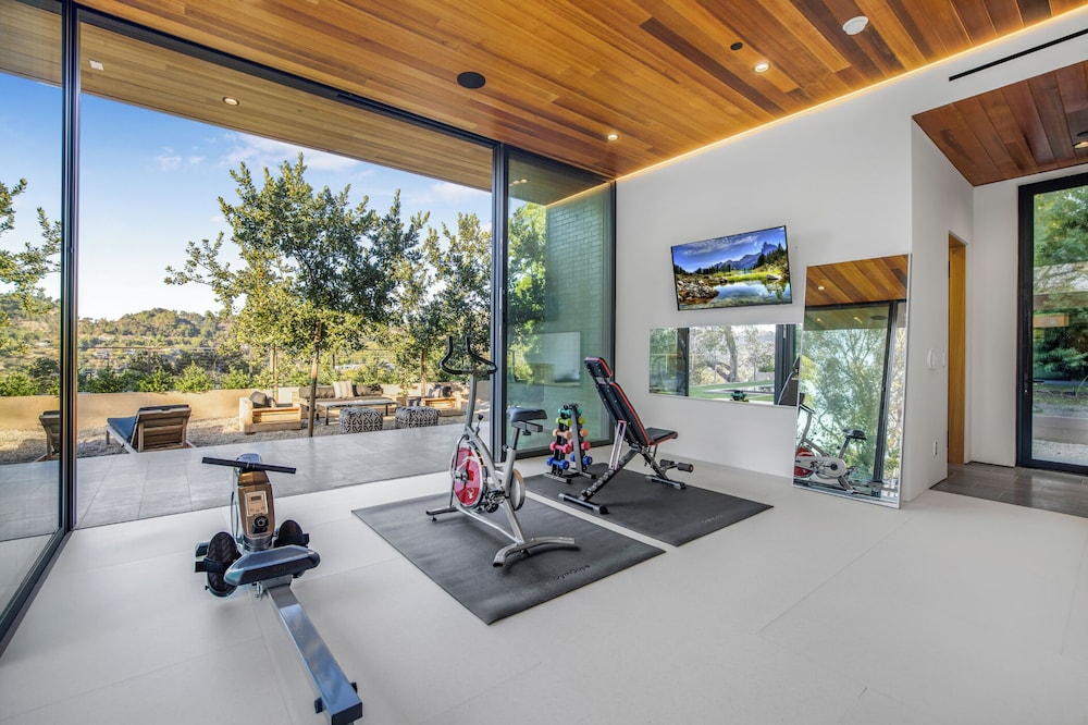 Oak Pass Manor: Indoor-outdoor Luxury With Pool, Sauna & Panoramic Views