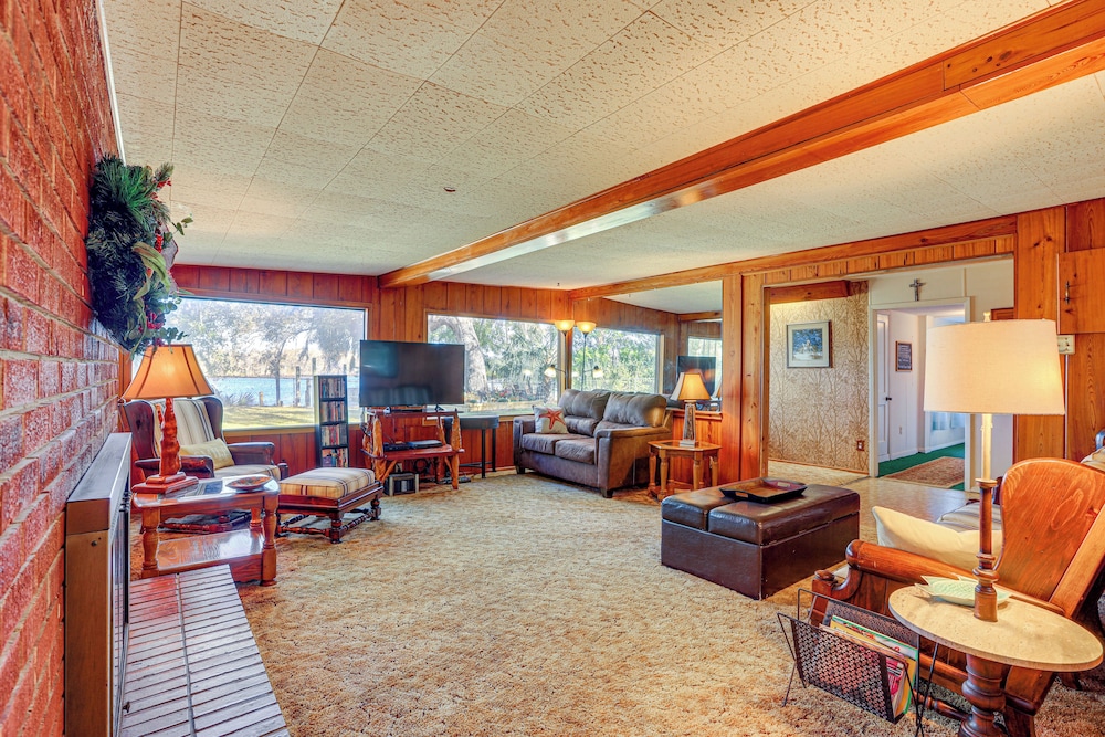 Boathouse w/ Screened Porch: Riverfront Escape!