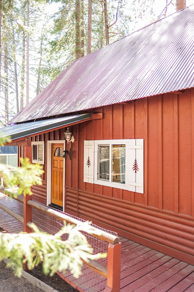 Red House - Minutes to Shaver Lake! view 2