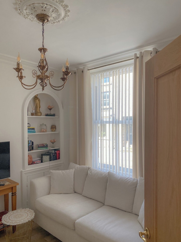 Luxury Townhouse Retreat in Kendal w/ Free Parking