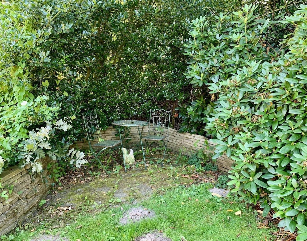 Sunny Garden Retreat Bungalow