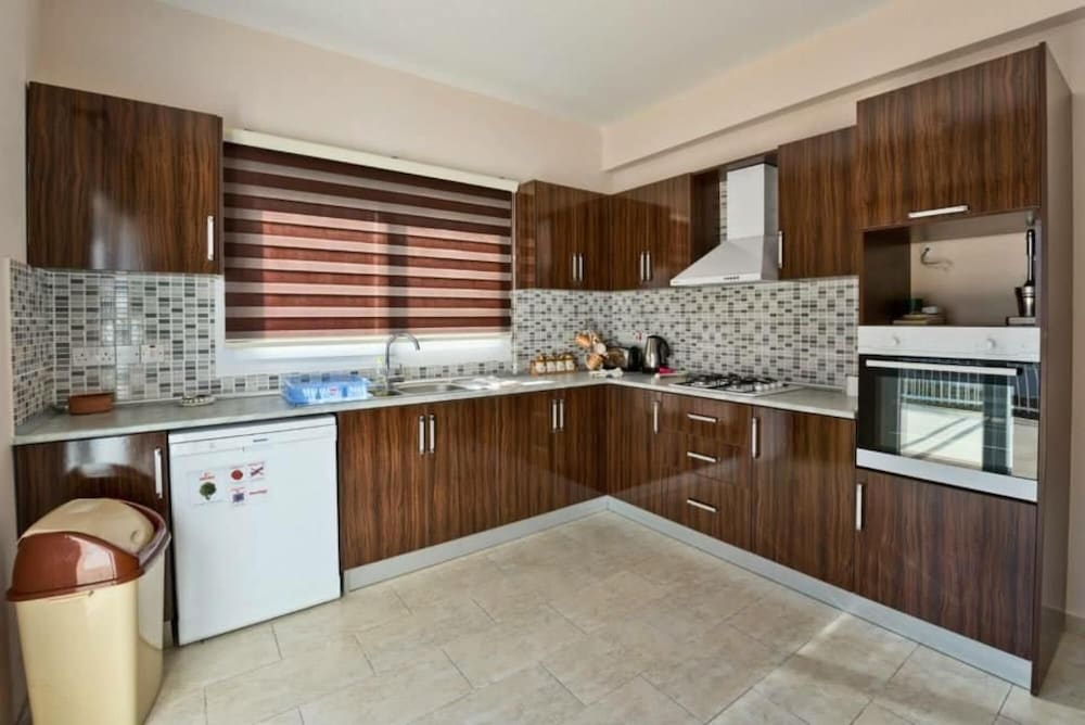 House With Shared Pool and Terrace 9 min to Beach