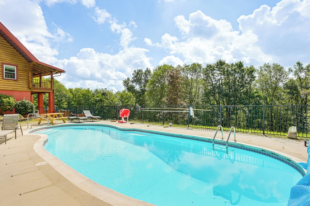 Hot Tub & Game Room: Deep Creek Winter Getaway