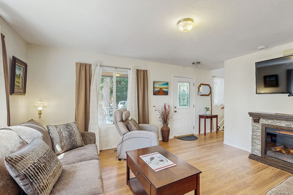 3BR House w/ Lake Views, Full Kitchen, A/C & Wifi