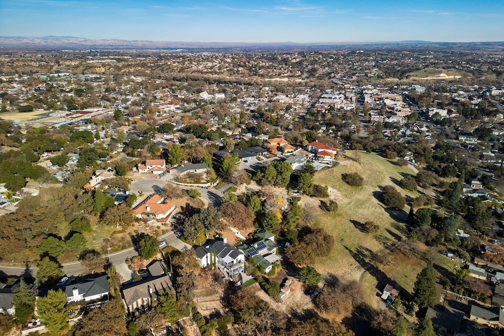 Terrace Hill Modern Paso Robles Escape Near Wineries Dining and Hot Springs