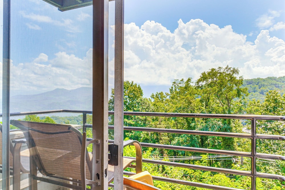 Indoor & Outdoor Pool Access! Condo 3 Mi to Gsmnp