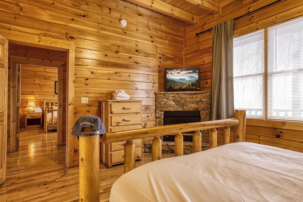 Hot Tub, Game Room, Movie Theater, View Sleeps 18 Lookout Lodge by Avantstay