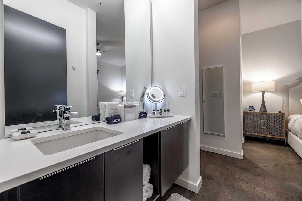 121 Hotel Floor 1 & 2 by Avantstay Sleeps 34, 10 Units in Nashville