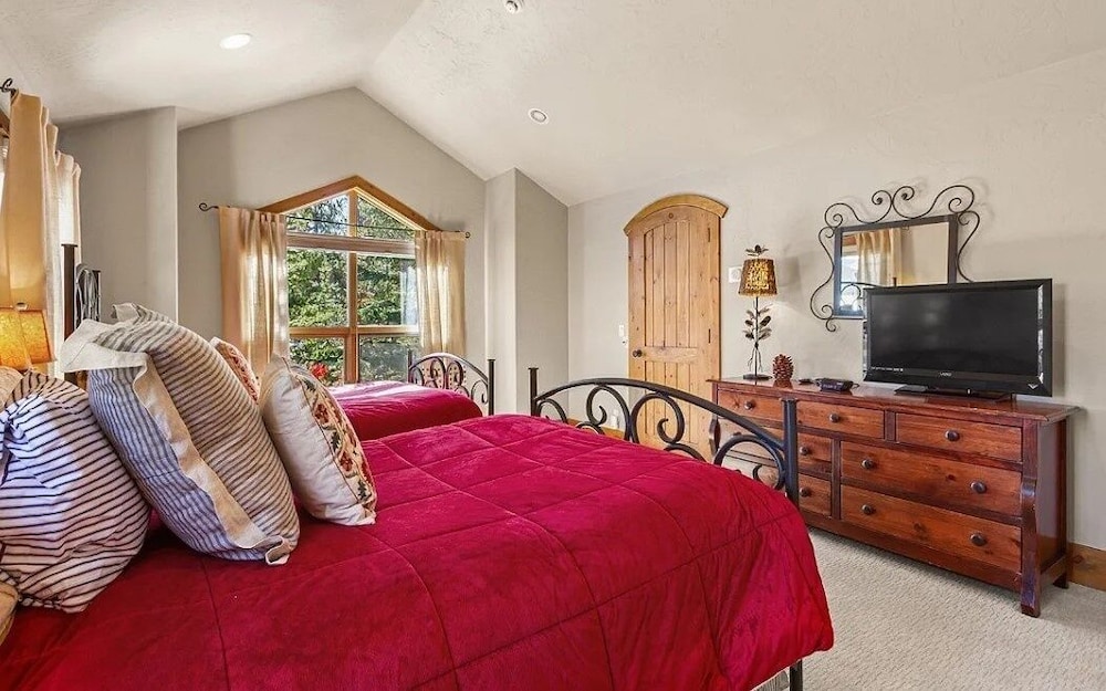 Ski Inn 5 Bedroom Home