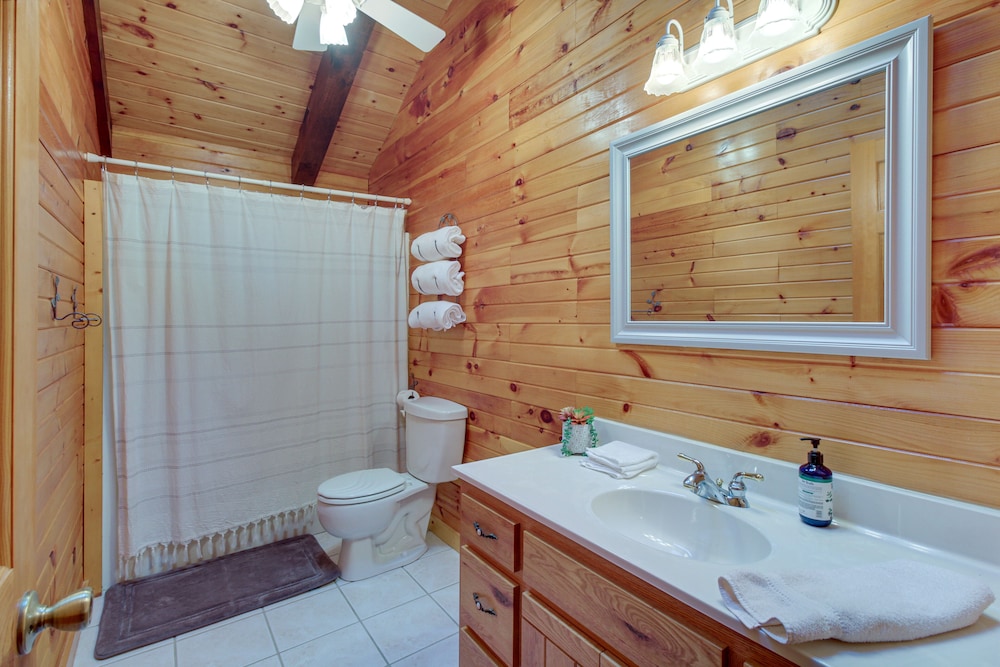 Peaceful Raphine Cottage w/ Deck & Fireplace! view 4