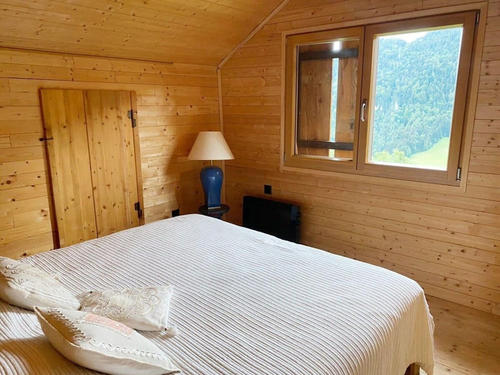Chalet in Rossiniere Near Glacier & Lake