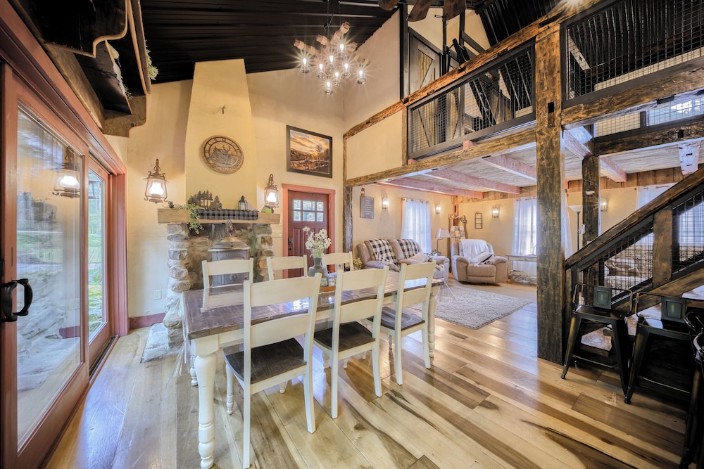 Willow Brook Getaway: Hot Tub, Deck in Mifflinburg