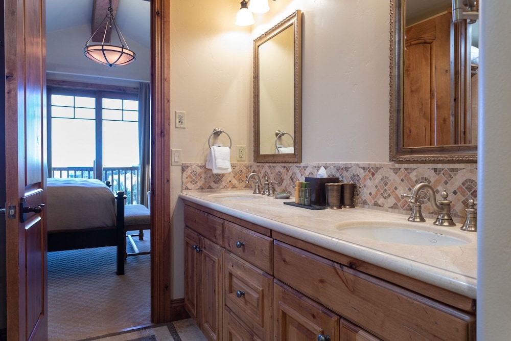 Grand Lodge - Penthouse #406 - Ski-in/out 5 Bedroom Condo
