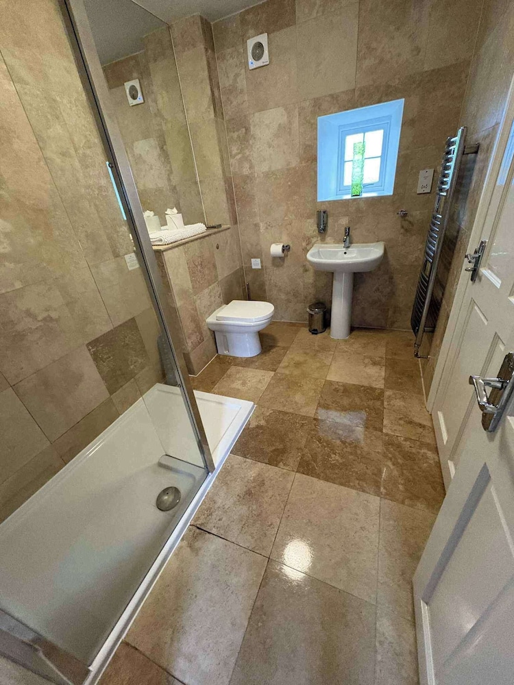 2 Bed Apartment - Sleeps 4 - Parking - Wifi