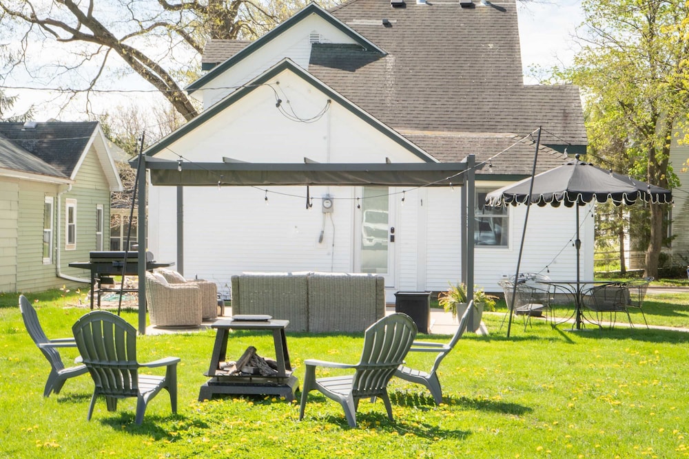 Magnolia Manor - Remodeled Home Near Downtown
