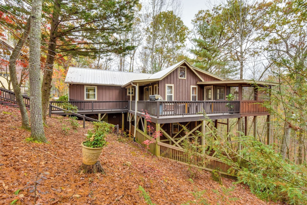 1 Mi to Beach: Lake Rabun Home w/ Carriage House