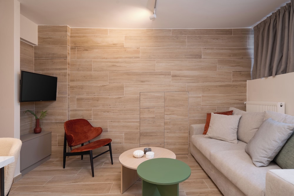 Cozy & Chic Stay Near Metro Station