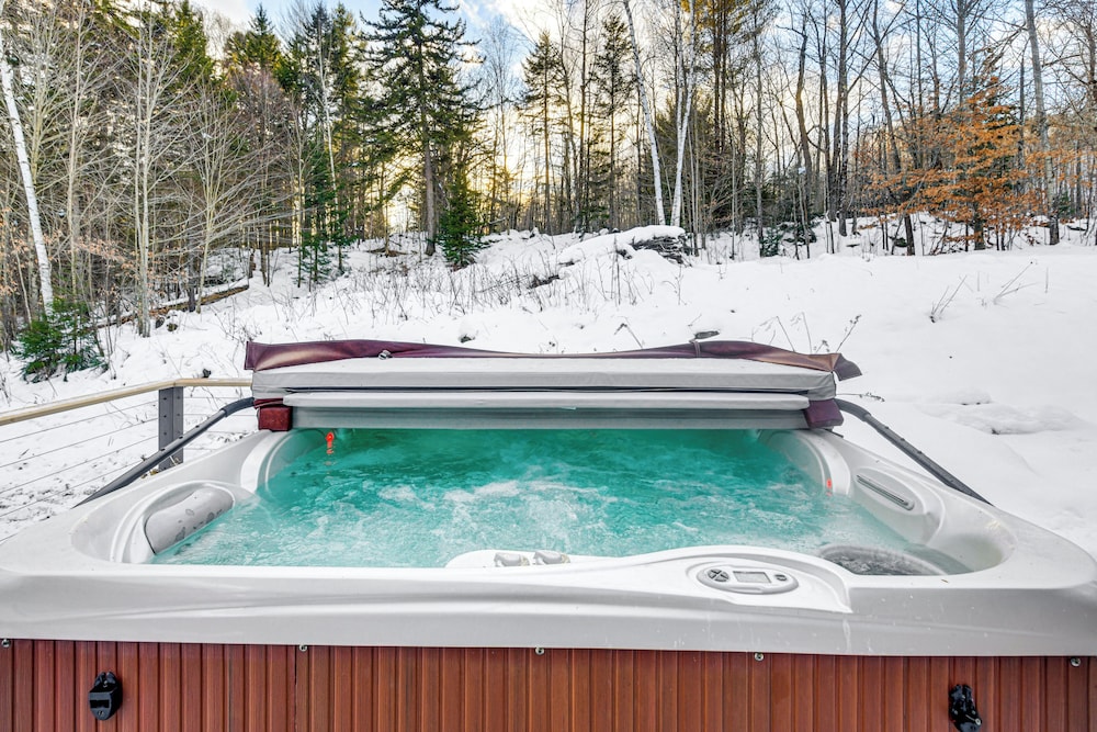 11 Mi to Sugarbush: Eclectic Ski House w/ Hot Tub!