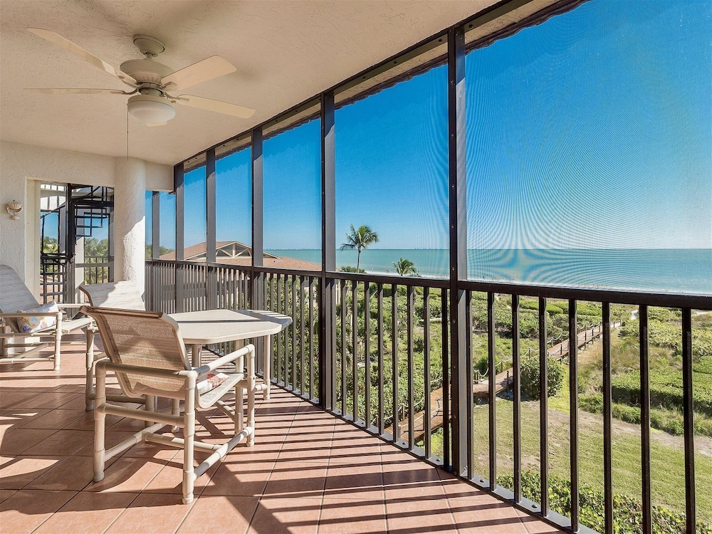 Shorewood Condos by Dream Vacation Rentals