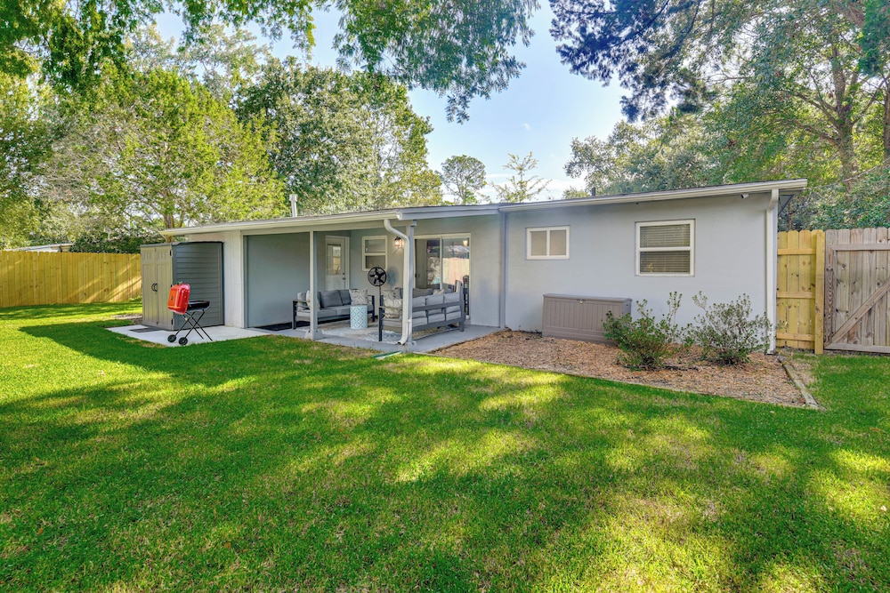 Emerald Coast Home: Outdoor Entertainment Area!