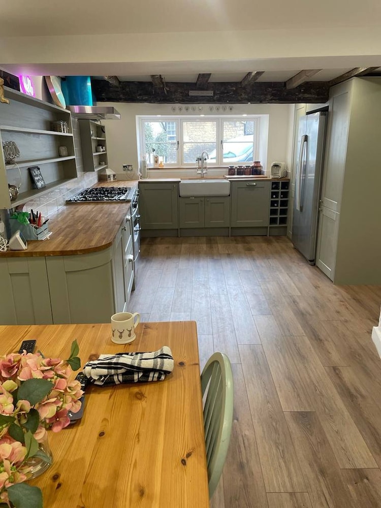 Cottage on High Street, own Parking and EV Charger