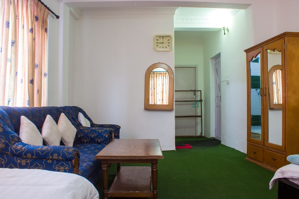 Giri Guest House