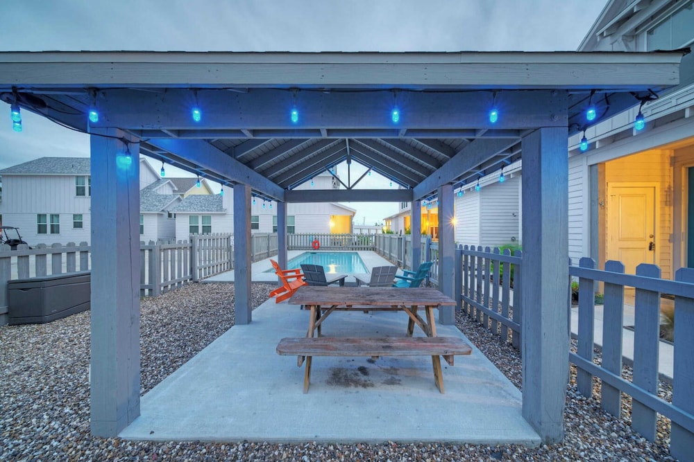 Sleeps 20 2 Homes in Mercer Village w/ Pool Heart of Old Town, Walkable