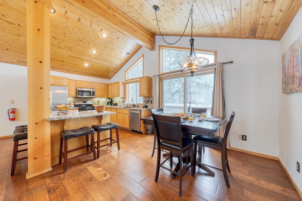 Cabin Retreat w/ Hot Tub & Fireplace - Near Northstar and Downtown Truckee