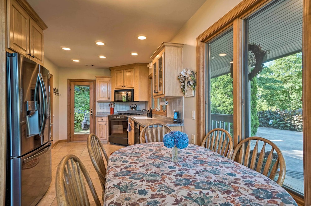 Hilltop Home w/ Panoramic Forest & Mountain Views!