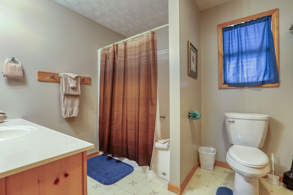 Into the Wild - 2 Bedrooms, 3 Baths, Sleeps 6 Home by RedAwning