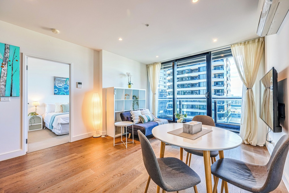 StayAU Stylish 2BR Central Box Hill