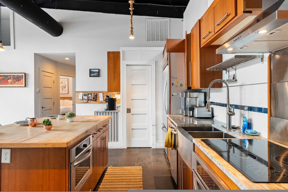 Luxury 7BR Hill Country Gem With Barndominium