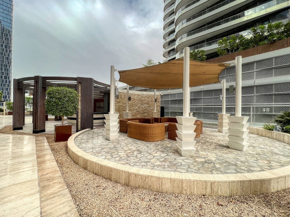 Amazing 1 BR Apartment Damac Mall Street