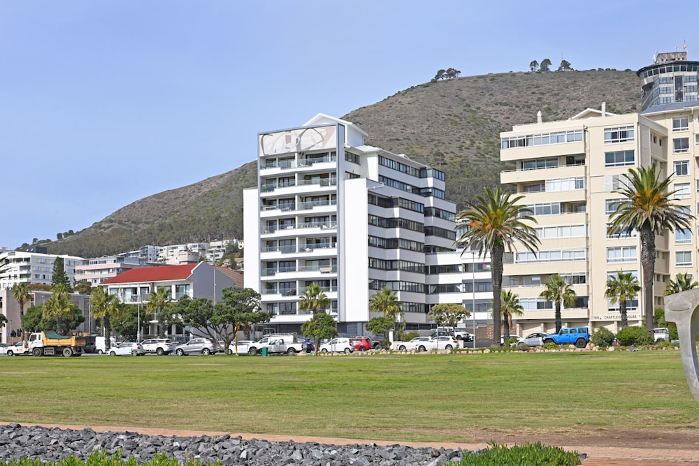 Spacious 3 Bed Apartment Sea Point Ocean Views